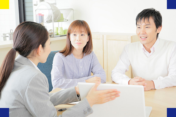 写真：相談に乗る従業員