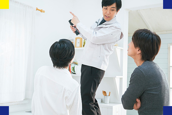 写真：住宅改装の相談に乗る従業員